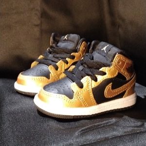 Nike air Jordan 1st Black and Gold 4c